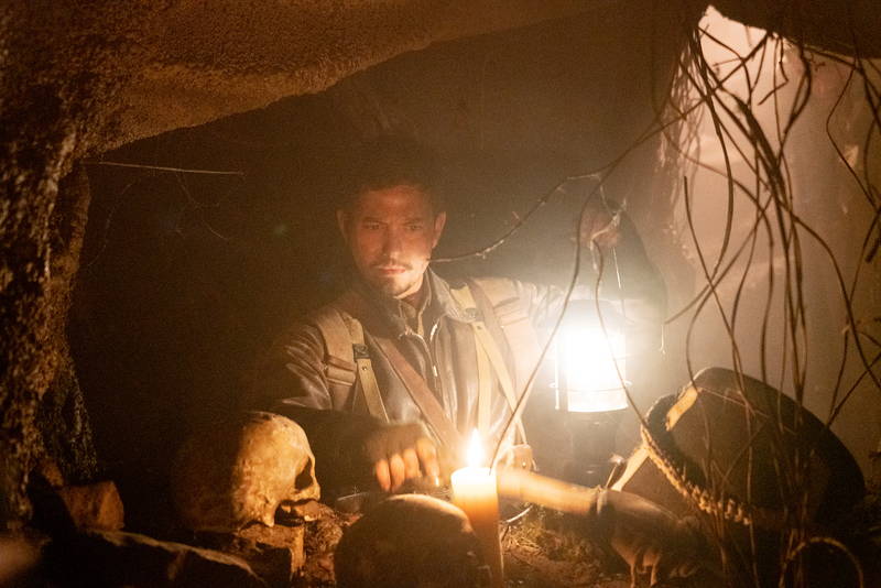 不気味な笑みを見せるミッキー・ローク　白骨死体を見つける兵士　「ウォーハント 魔界戦線」場面写真