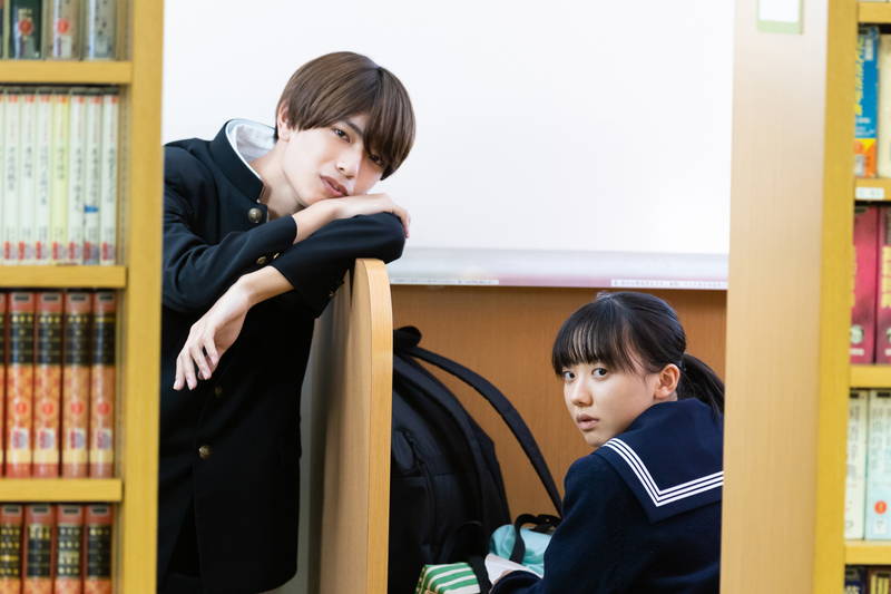 BL漫画を語り合う芦田愛菜と宮本信子　高橋恭平の学ラン姿も　「メタモルフォーゼの縁側」場面写真