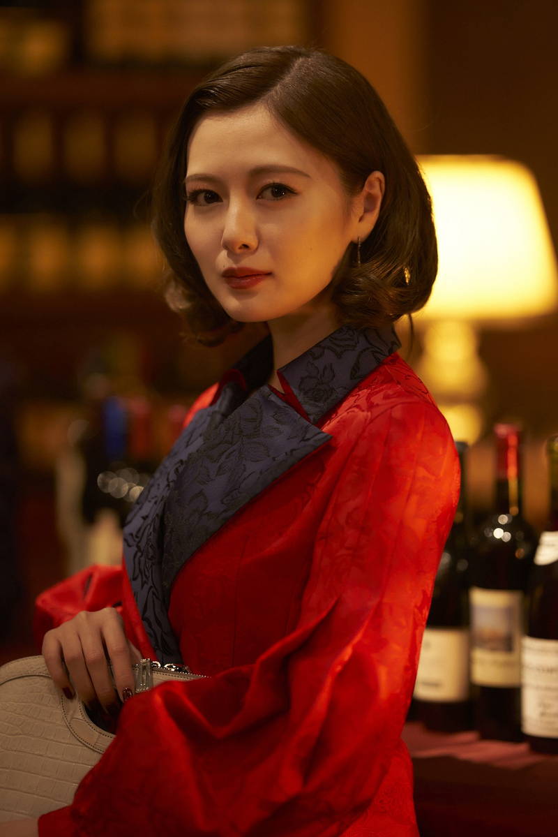 白石麻衣、妖艶七変化　美しき“最恐”女組長役で新境地　「嘘喰い」場面・メイキング写真