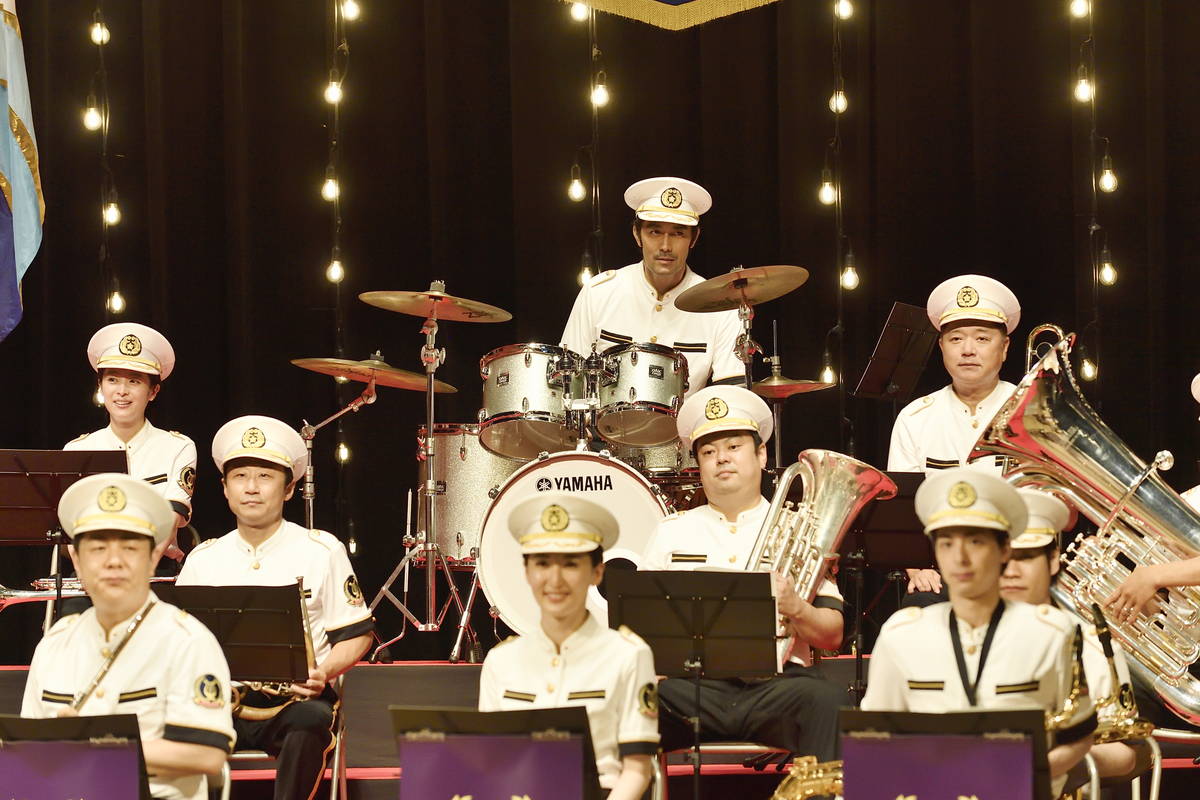 阿部寛、六平直政の胸ぐらをつかんでもみ合いに　頭から血を流す姿も　「異動辞令は音楽隊！」場面写真