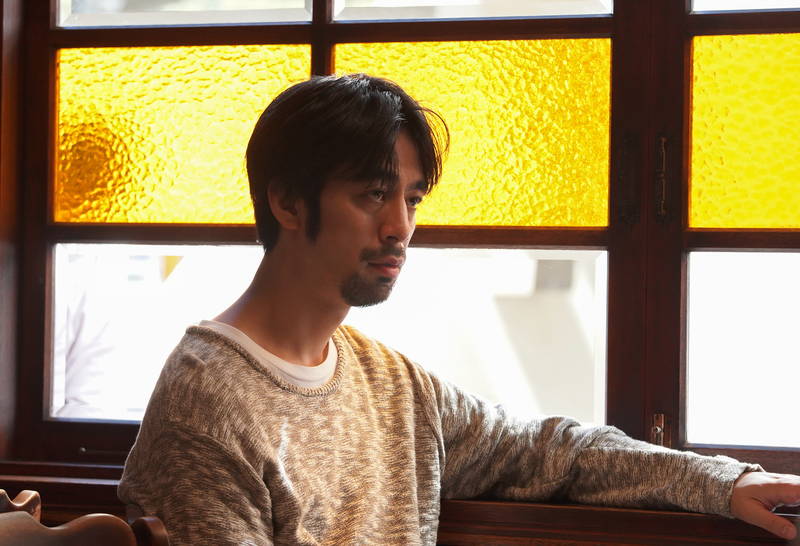 瓶ビールを飲み交わす山田裕貴と松本まりか　傷ついた男女の希望を描く「夜、鳥たちが啼く」場面写真