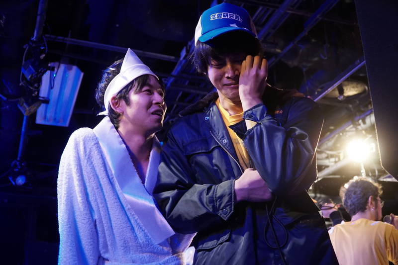 松坂桃李＆仲野太賀が熱唱　歌い継がれる名曲「恋ING」　「あの頃。」場面写真