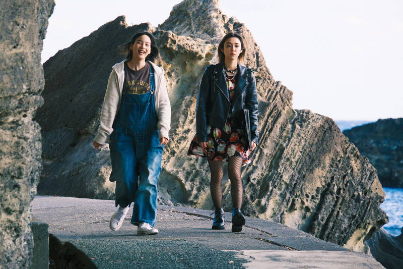 のん、中村雅俊から魚のさばき方を教わる姿　三田佳子と走馬灯を見つめる姿も　「天間荘の三姉妹」場面写真