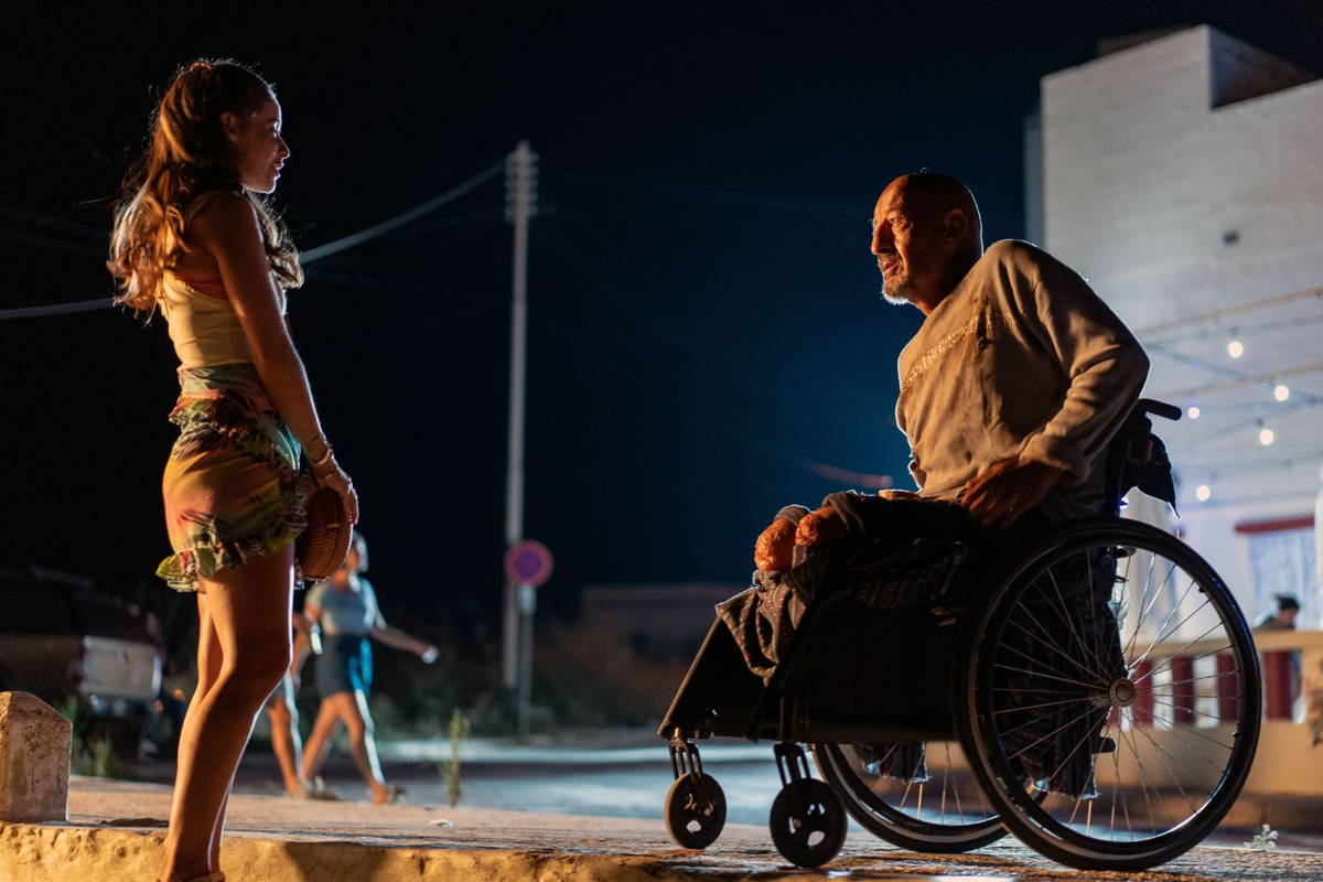 海上を漂流する1台の水上バイク　ピッタリと並走する巨大なホホジロザメ　「海上48hours」場面写真