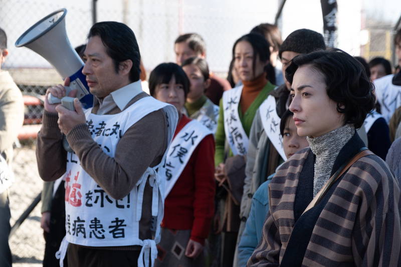 工場に押し寄せる抗議者　真実のため果敢にシャッター切るジョニー・デップ　「MINAMATA」本編映像