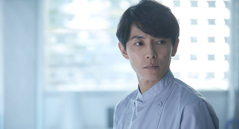 山﨑賢人＆清原果耶　”イヤホン半分こ”姿披露　映画「夏への扉」場面写真　新公開日は6月25日に決定