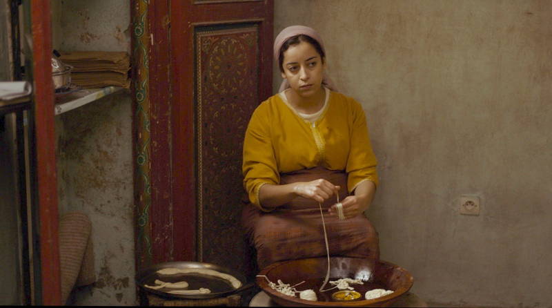 イスラムの大祭に湧く街　未婚の妊婦に陣痛が訪れる　「モロッコ、彼女たちの朝」本編映像