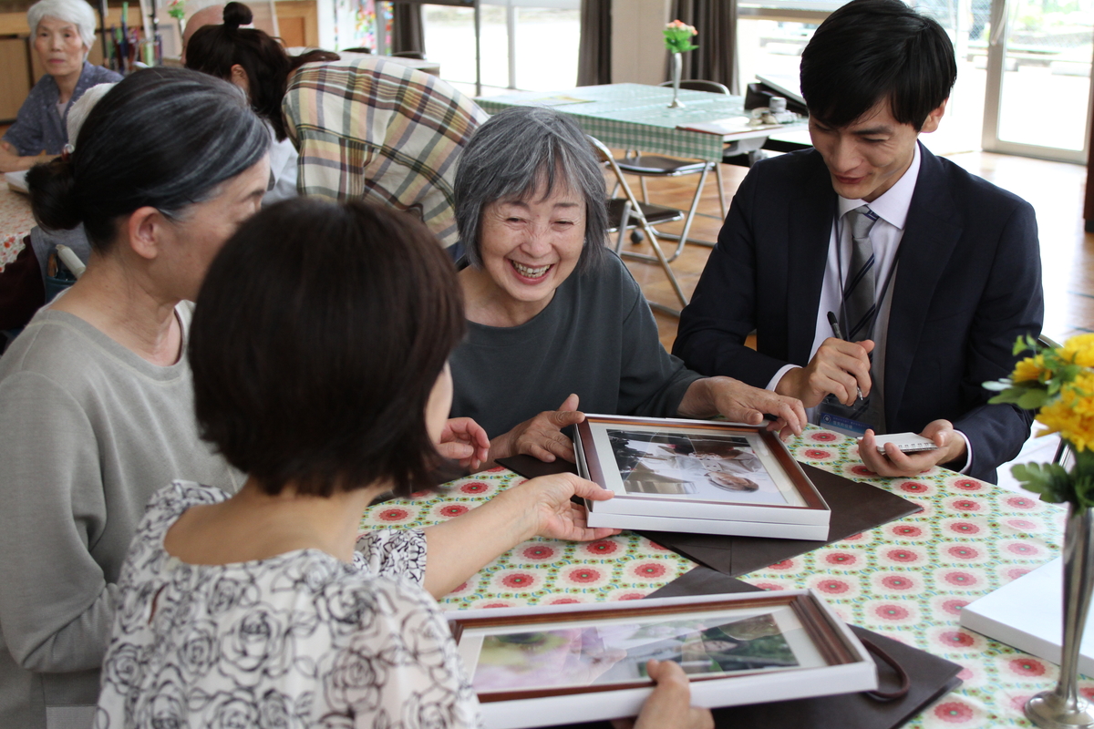 深川麻衣　先輩役者との撮影は「幸せで、ぜいたくで、豊かな時間」　「おもいで写眞」でカメラマン役