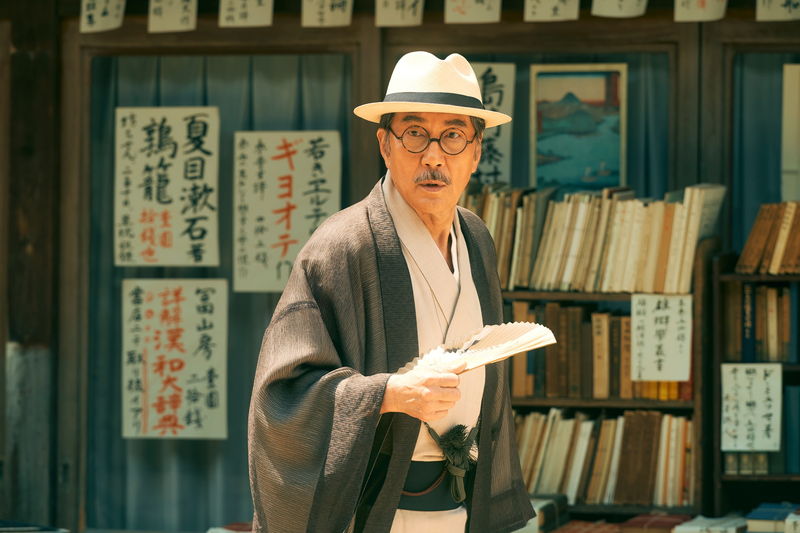 役所広司　涙ぐんで菅田将暉を抱きかかえる姿　人目もはばからず号泣する姿も　「銀河鉄道の父」場面写真