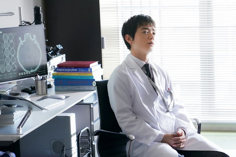 菜々緒の眉間にナイフを突きつける亀梨和也　物憂げな表情を浮かべる吉岡里帆も　「怪物の木こり」場面写真