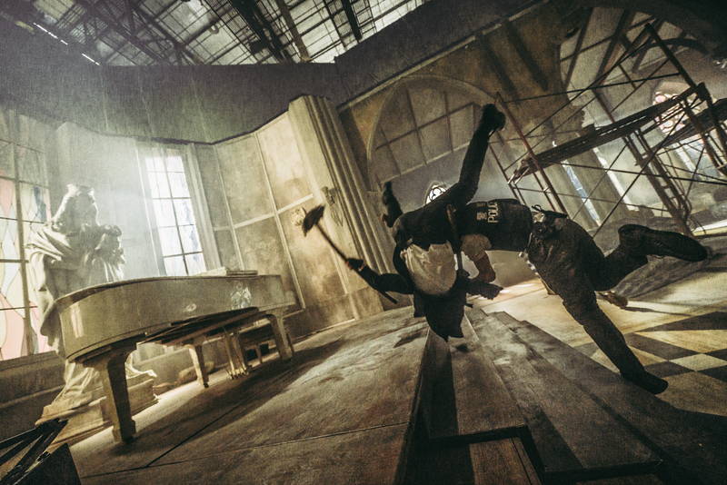 ドニー・イェン、武器を持った相手に拳で立ち向かう姿　「レイジング・ファイア」場面写真
