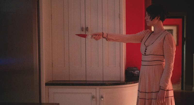 “禁断の果実”の林檎を手に取る女性　“同じ顔の男たち”の姿も　「MEN同じ顔の男たち」場面写真