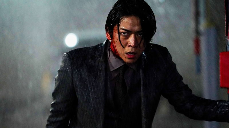 菜々緒の眉間にナイフを突きつける亀梨和也　物憂げな表情を浮かべる吉岡里帆も　「怪物の木こり」場面写真