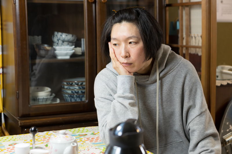 笑福亭鶴瓶、新妻・中条あやみのほおをビローンと引っ張るラブラブ姿　「あまろっく」場面写真