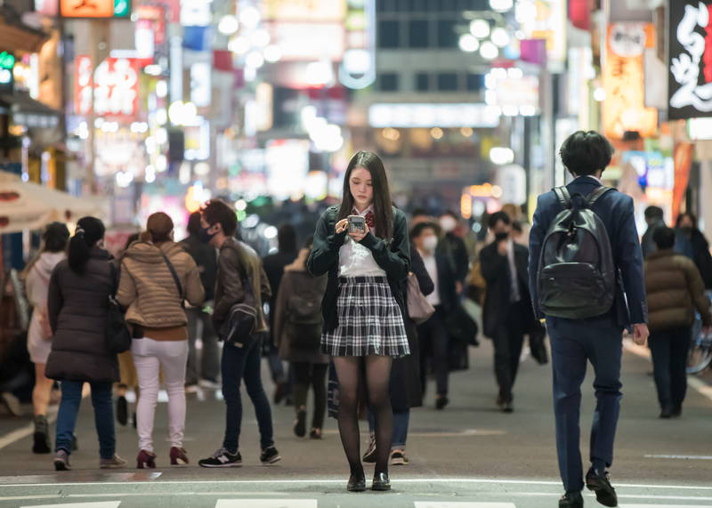 社会になじもうとがんばる”元女子高生”殺し屋コンビ　メイド姿も披露　「ベイビーわるきゅーれ」予告