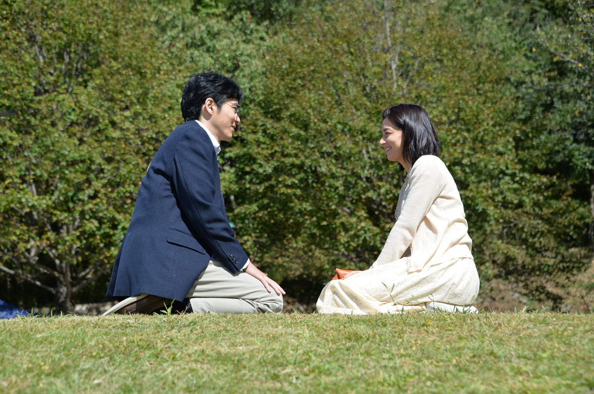 モデルとなった医師の子が撮影現場に　柄本佑「あの子に伝えたい」と演じる　「⼼の傷を癒すということ」
