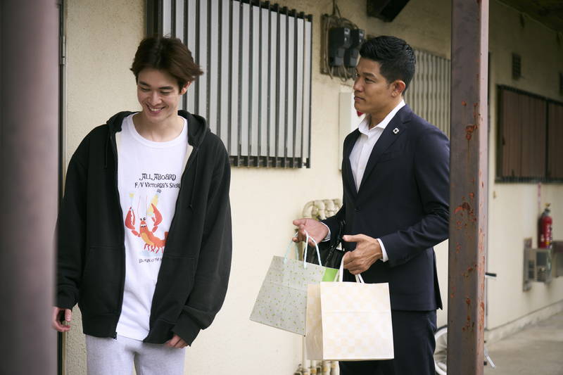 幸せそうな顔で互いに手を振る鈴木亮平と宮沢氷魚　阿川佐和子含めた3ショットも　「エゴイスト」場面写真