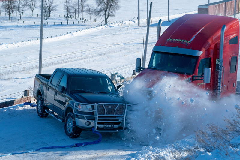赤いトラックに乗り込むリーアム・ニーソン　銃を構える姿やカーアクションも　「アイス・ロード」場面写真