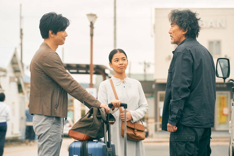 役所広司と吉沢亮、一緒に工房で粘土をこねる姿　父子役を演じる　「ファミリア」場面写真