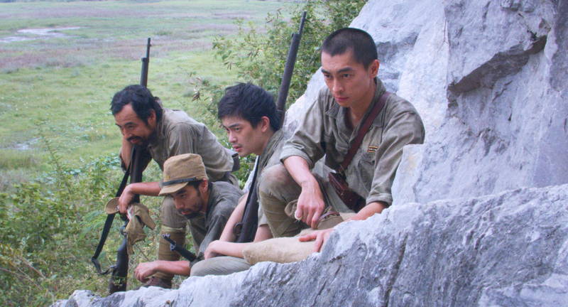 津田寛治が見せる、最後の仲間を亡くした小野田の虚無を宿らせた瞳　「ONODA 一万夜を越えて」予告編