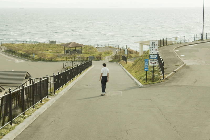 函館の街を走り続ける東出昌大　とらえどころのない表情で空見上げる姿も　「草の響き」特報＆ビジュアル