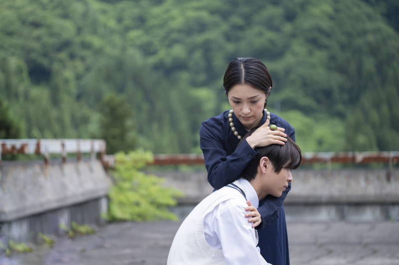 白いワンピース姿の小宮璃央、浦上晟周からキス？　謎の怪物の姿も　「グランギニョール」場面写真