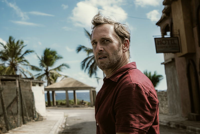 キバをむいて、海中で人間に迫る超巨大ザメ　「ブラック・デーモン」場面写真