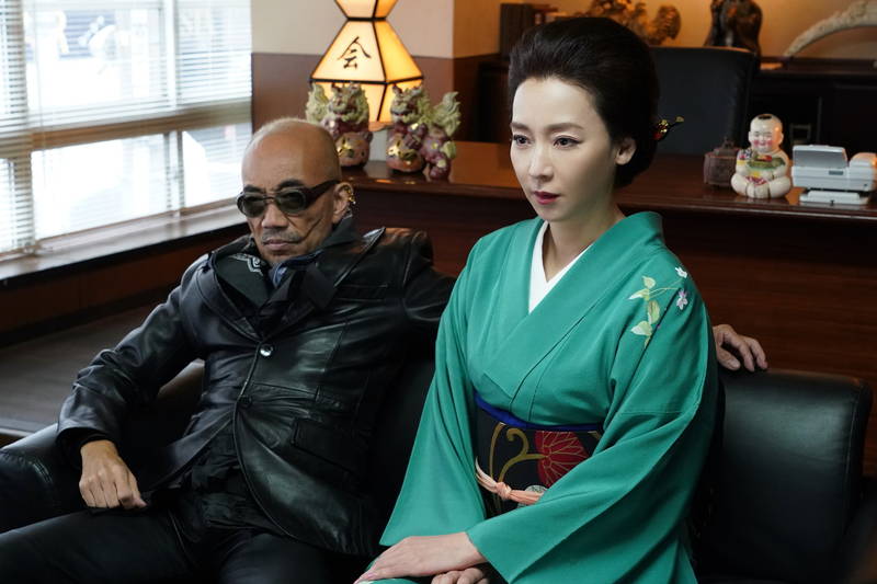玉木宏　ネギ争奪戦を制して得意げな表情　極道の外見＆エプロン姿で　映画版「極主夫道」場面写真