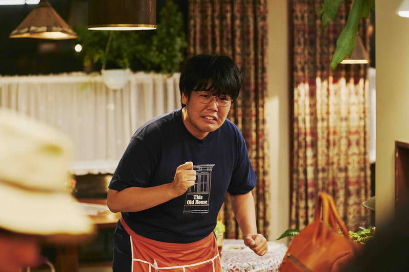 蛙亭・中野周平　不思議なかわいらしさで、ピリピリとした関係の中和剤に　「青葉家のテーブル」場面写真