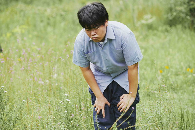 蛙亭・中野周平　不思議なかわいらしさで、ピリピリとした関係の中和剤に　「青葉家のテーブル」場面写真