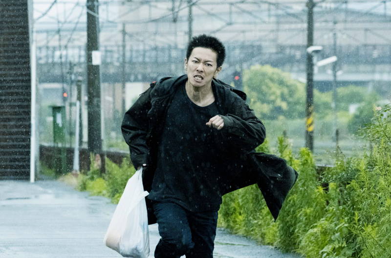 佐藤健、泥水に頭を押しつけられながら「ふざんけんな！」と絶叫　「護られなかった者たちへ」メイキング映像