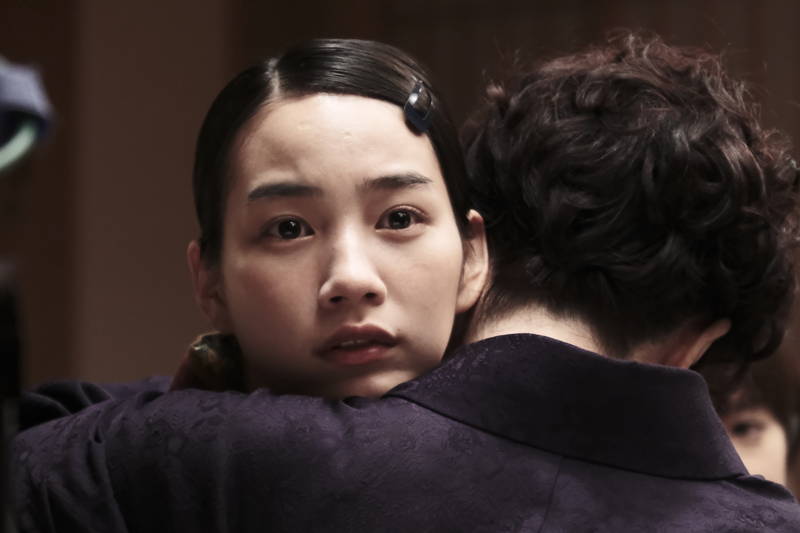 のん、中村雅俊から魚のさばき方を教わる姿　三田佳子と走馬灯を見つめる姿も　「天間荘の三姉妹」場面写真