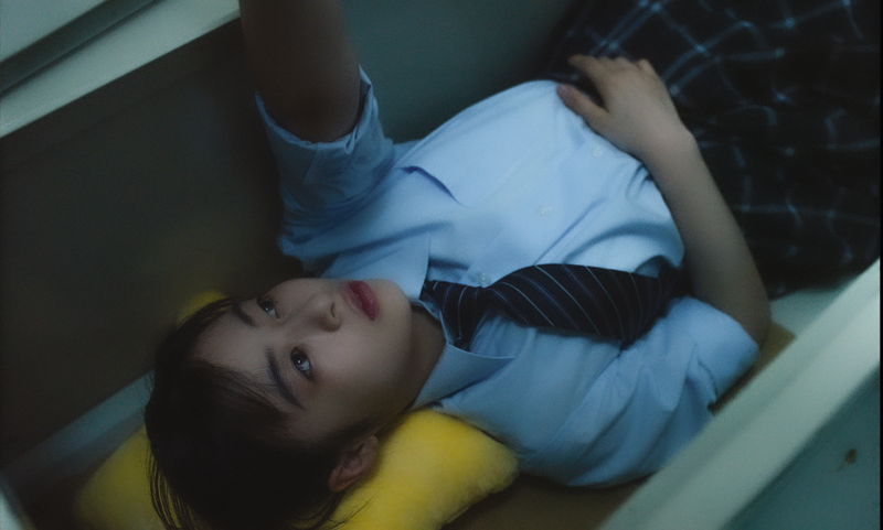 森七菜＆奥平大兼　バスの中で見せる笑顔　「君は放課後インソムニア」場面写真