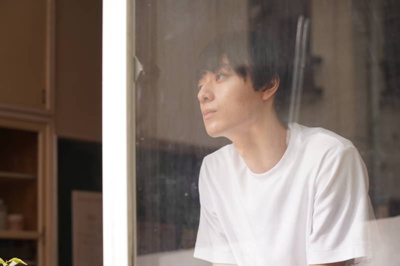 山田杏奈、糖尿病で倒れた芋生悠にジュースを口移し　「ひらいて」場面写真