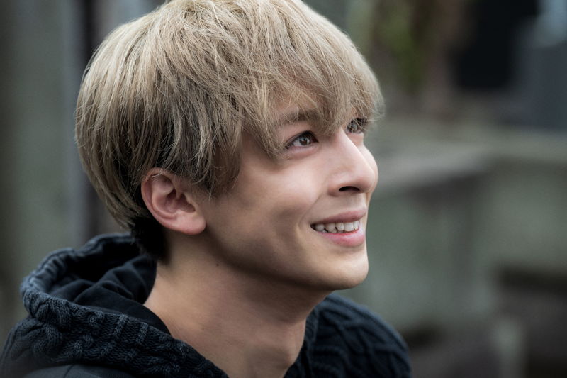 高杉真宙＝千冬　目に涙を浮かべ、何かを見つめほほ笑む姿　「東京リベンジャーズ2」場面写真