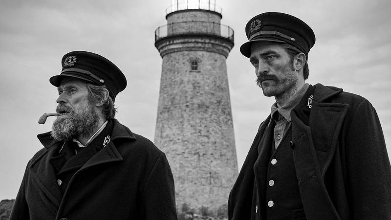 怒りに我を忘れたウィレム・デフォー、ロバート・パティンソンに殴りかかる　「ライトハウス」本編映像
