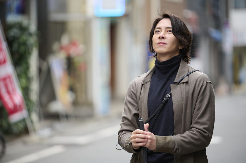 山下智久が後ろから新木優子の手を取る姿　次第に目が見えなくなる漫画家役　「SEE HEAR LOVE」場面写真