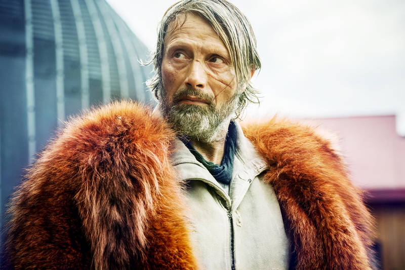 マッツ・ミケルセン　毛皮コートをまとい、顔に十字傷の謎の男　「カオス・ウォーキング」場面写真