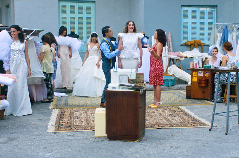 ドレスで女性を幸せに　ギリシャの街を駆け抜ける移動式テーラー　「テーラー　人生の仕立て屋」本編映像