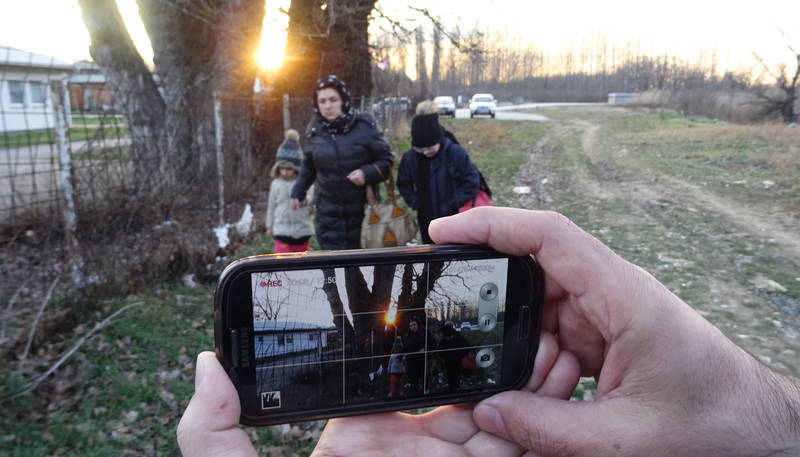 アフガンから欧州に向かう難民家族　スマホで自らの旅を撮影　「ミッドナイト・トラベラー」予告