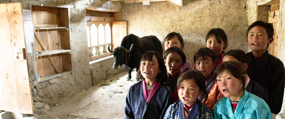 標高4800メートルの村に赴任する若手教師　学ぶことに純粋な子どもたち　「ブータン 山の教室」予告編