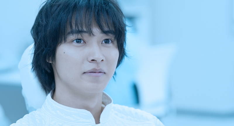 山﨑賢人＆清原果耶　”イヤホン半分こ”姿披露　映画「夏への扉」場面写真　新公開日は6月25日に決定