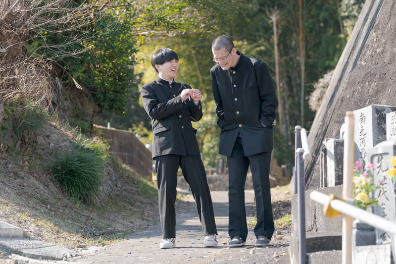 ボサボサ髪の吉岡里帆、サングラス＆ジャージの怪しい満島真之介　映画「ゾッキ」個性あふれる場面写真