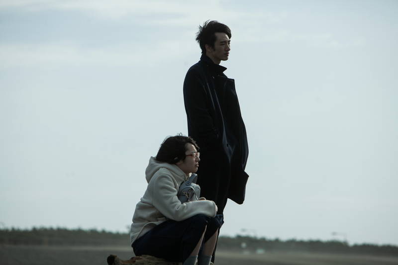 指名手配犯の張り紙ずらり　前に立つ不穏な空気の佐藤二朗　異様さ漂うティザービジュアル　「さがす」