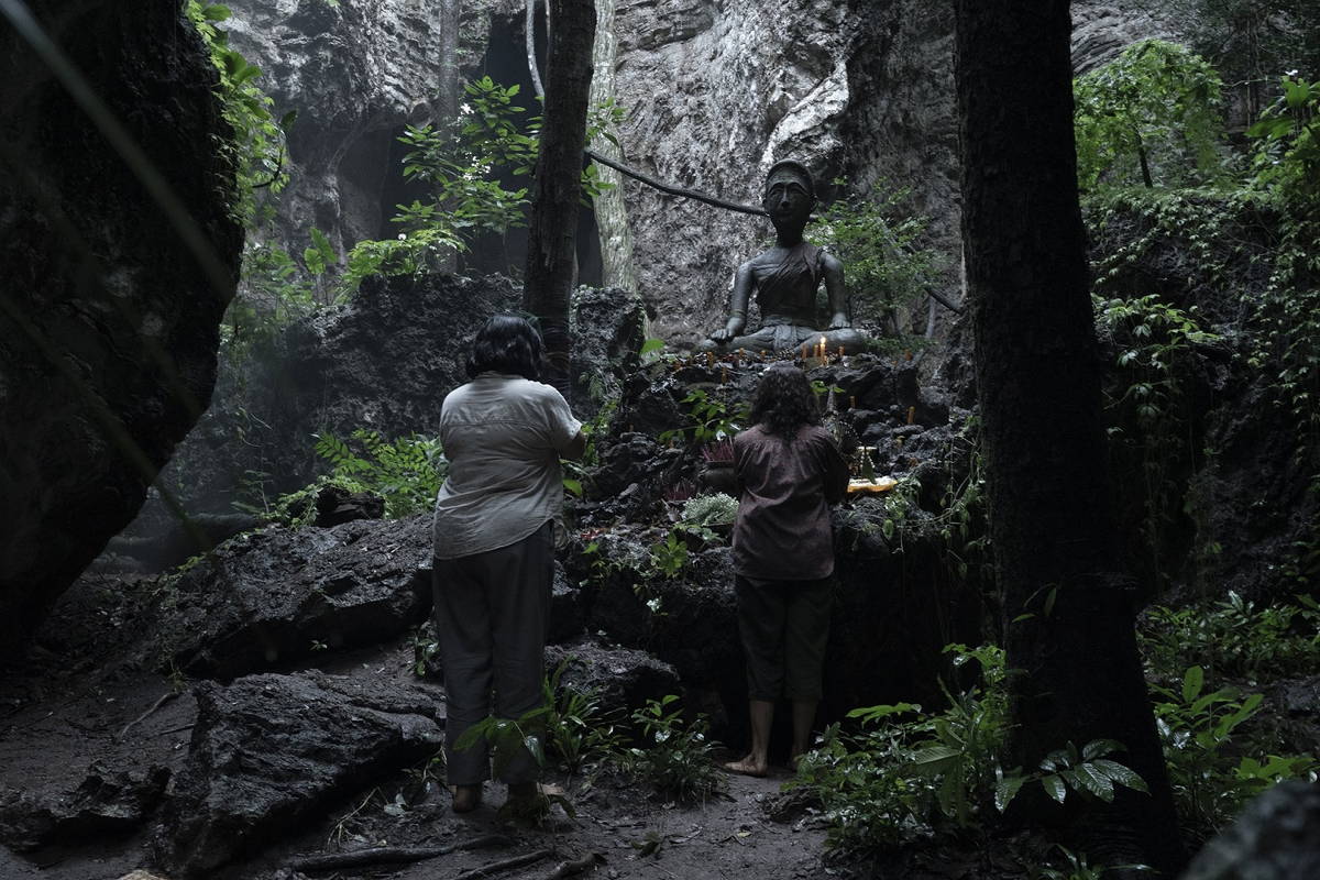 祈祷師たちが全身全霊で儀式　何かに取り憑かれた娘のため　「女神の継承」場面写真