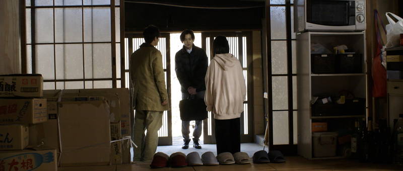 古い空き家で共同生活の男女5人　退去勧告に来た役所の男が泊まることに　短編映画「stay」予告編公開