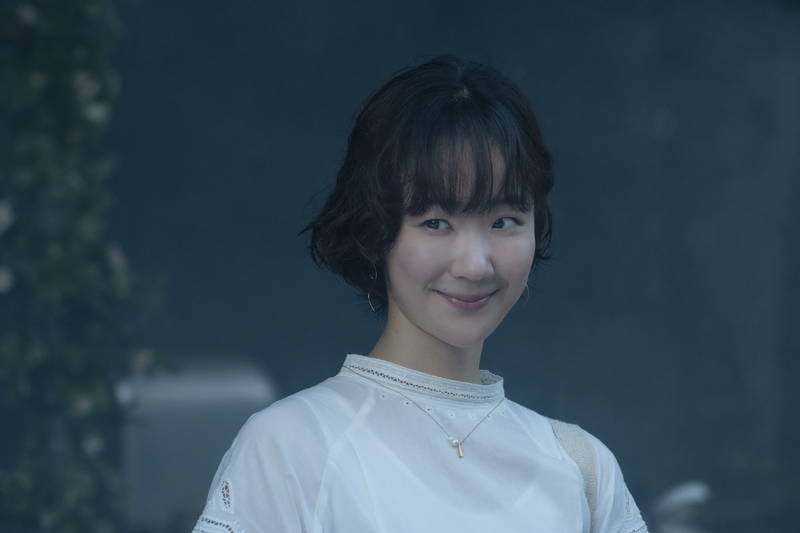 奈緒、柄本佑と不倫中の編集者役でキラキラ笑顔　「先生、私の隣に座っていただけませんか？」場面写真