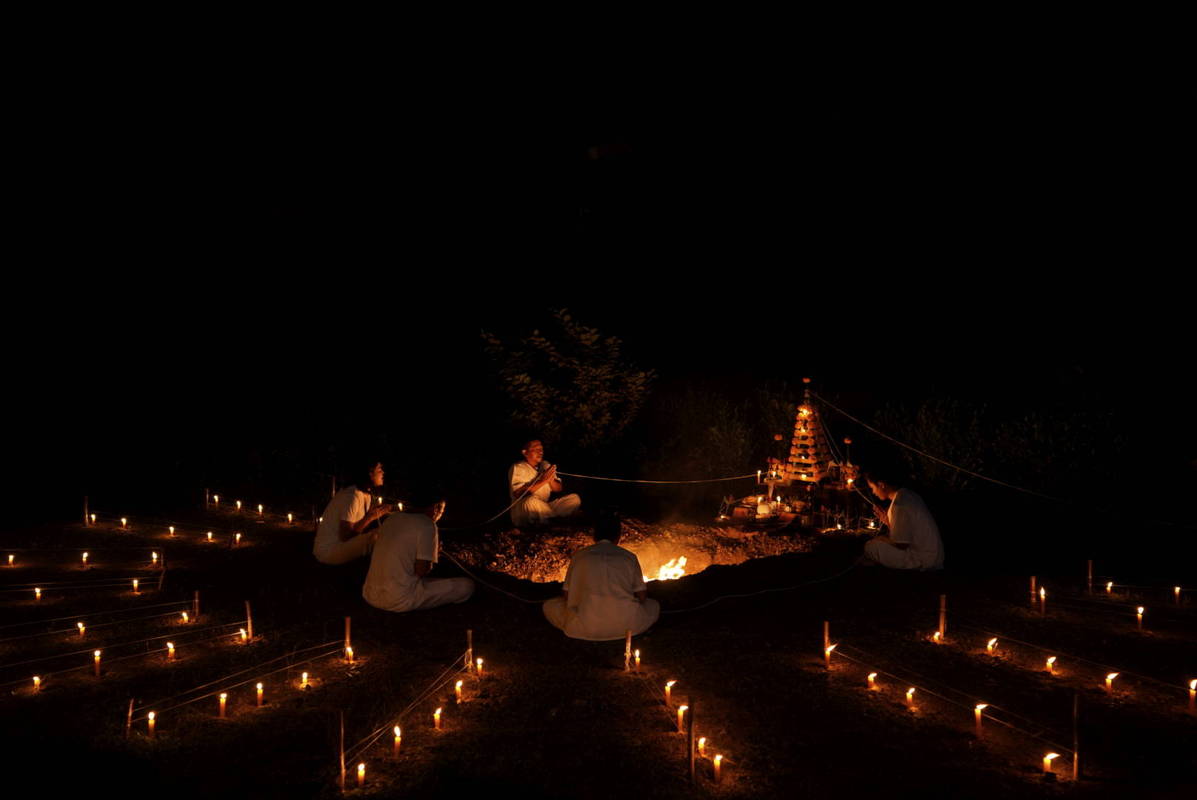 祈祷師たちが全身全霊で儀式　何かに取り憑かれた娘のため　「女神の継承」場面写真