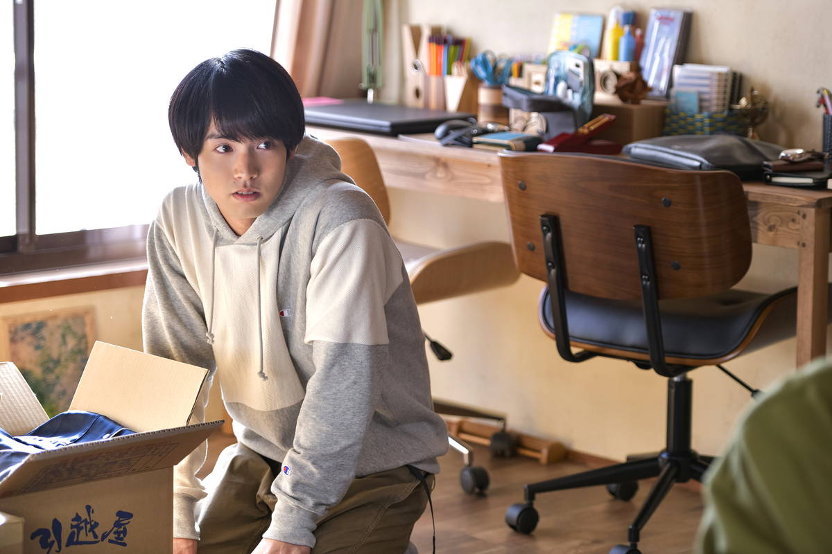 赤楚衛二＆町田啓太　初詣で互いの幸せを願う　遠距離恋愛ですれ違う姿も　映画「チェリまほ」場面写真