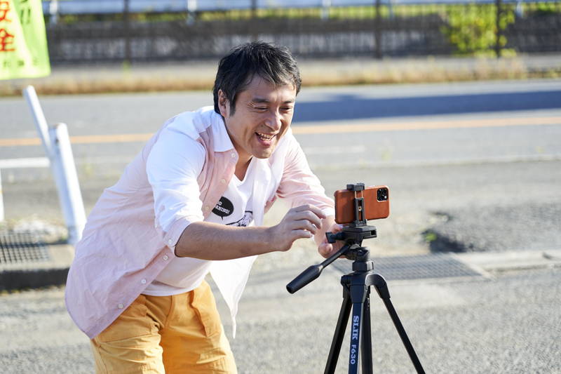 ムロツヨシ、覆面姿で岸井ゆきのに詰め寄る　負の感情全開　「神は見返りを求める」場面写真